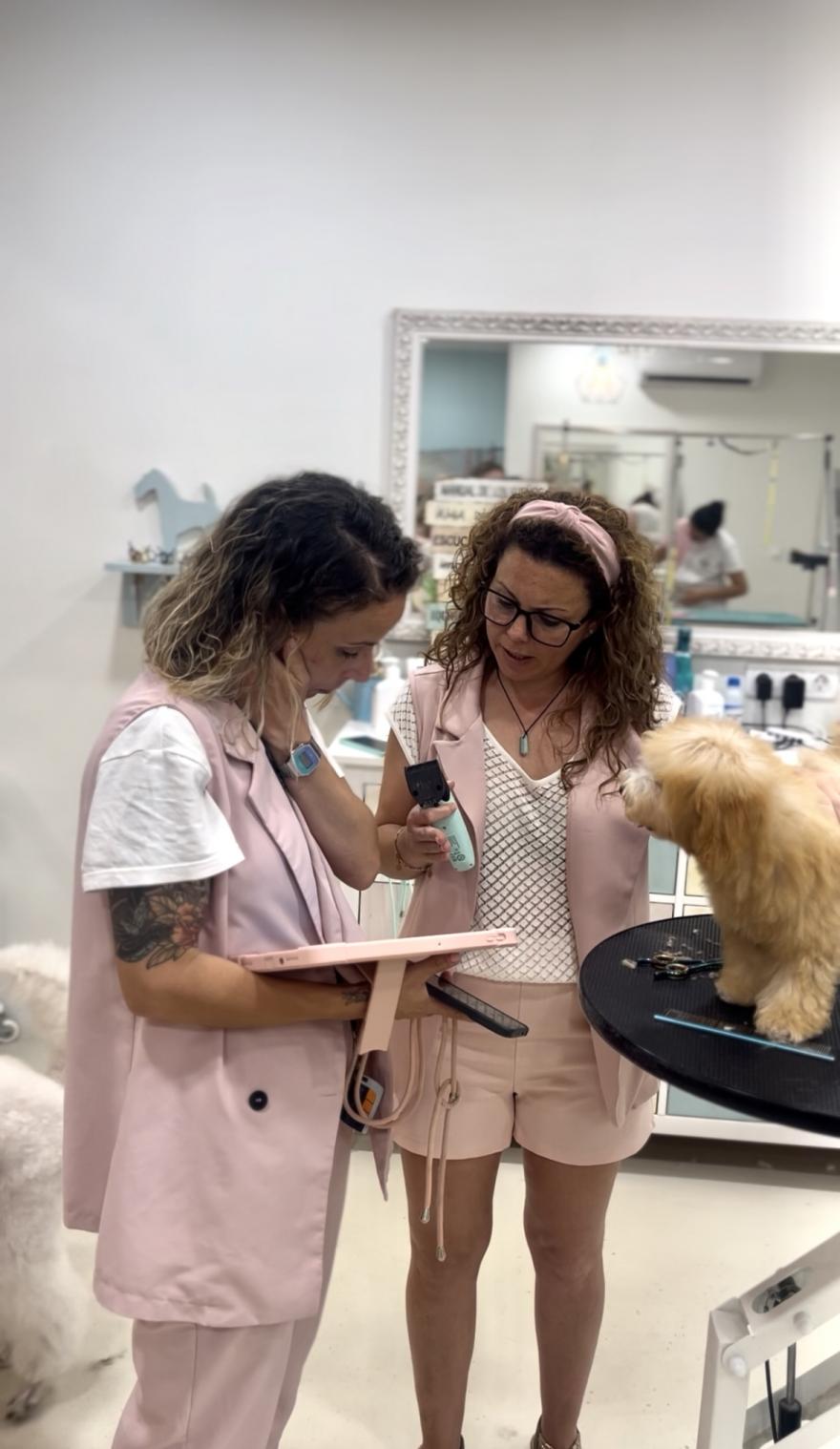 curso-peluqueria-canina-valencia Profesora de peluquería canina enseñando a alumna a cortar el pelo